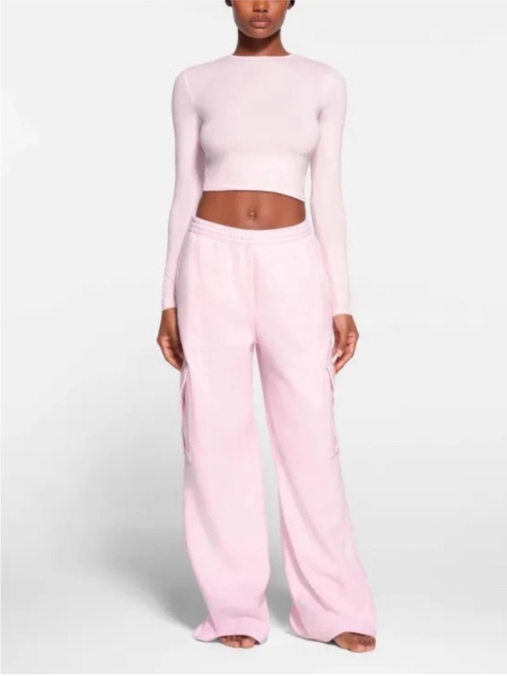Skims NWT boyfriend fleece cargo sweatpants cherry blossom small. SOLD OUT